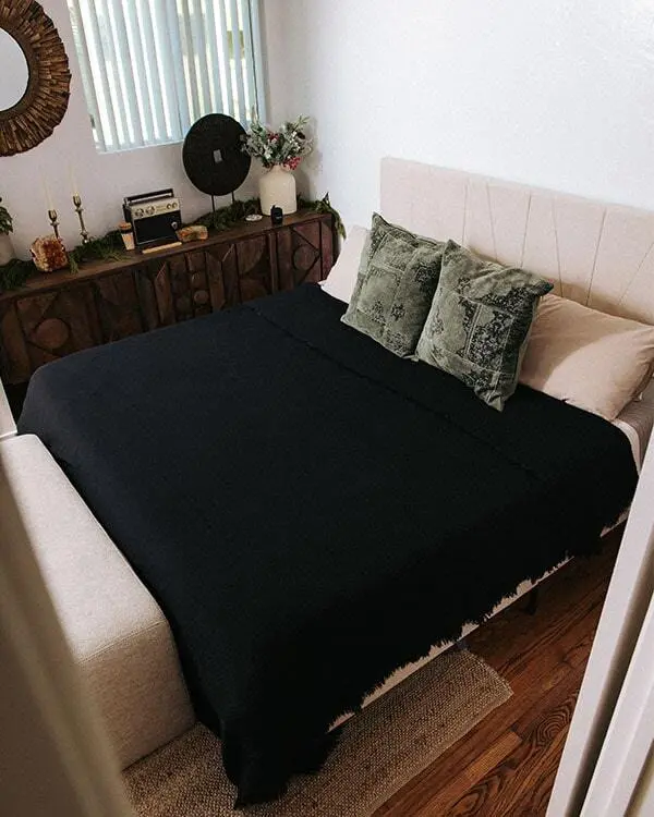 Alternative view of Lara Black - PARTY BLANKET - Queen | Sand Cloud